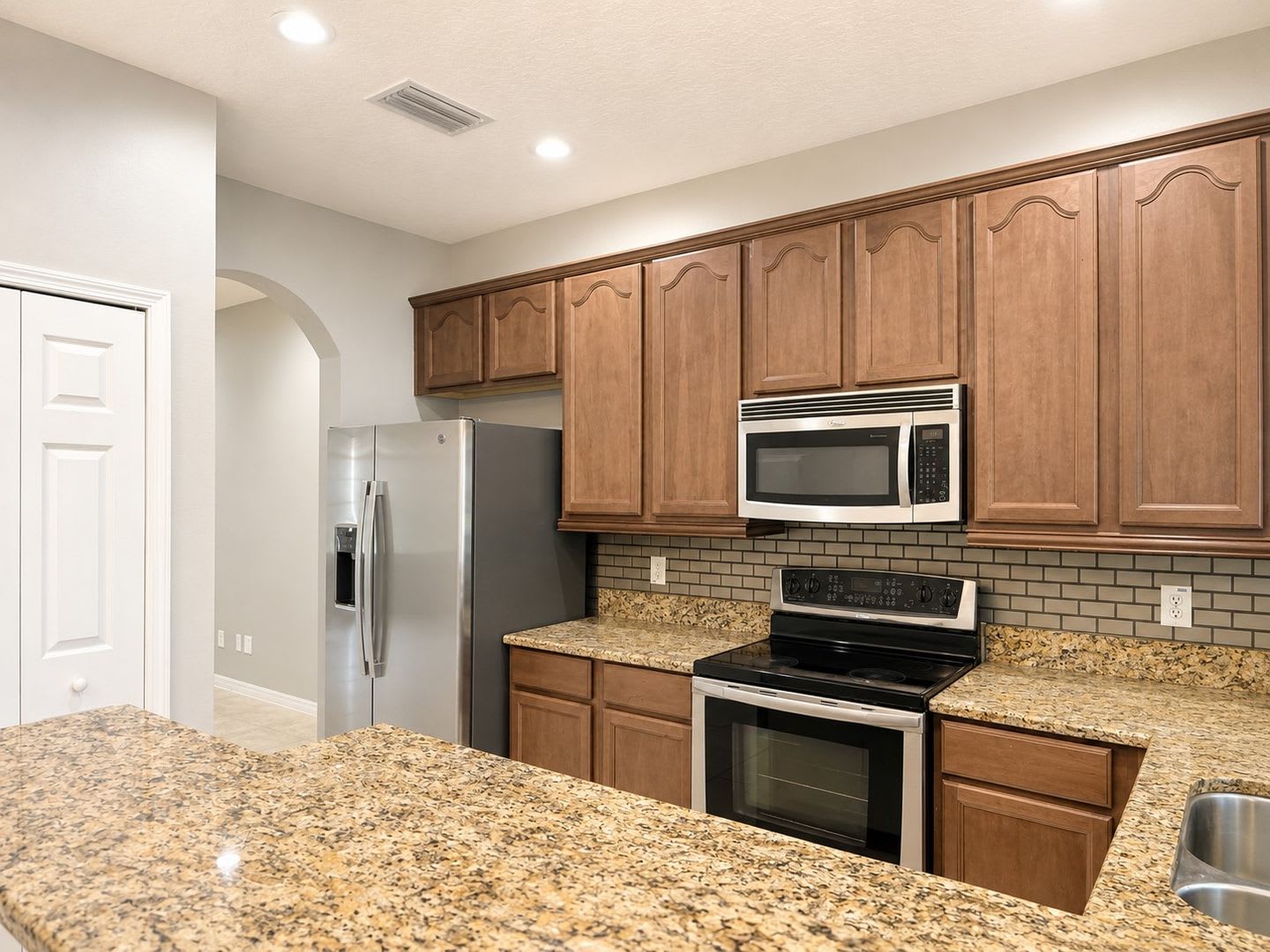 Available Now! Gate Townhouse Community In Millenia – photo 4