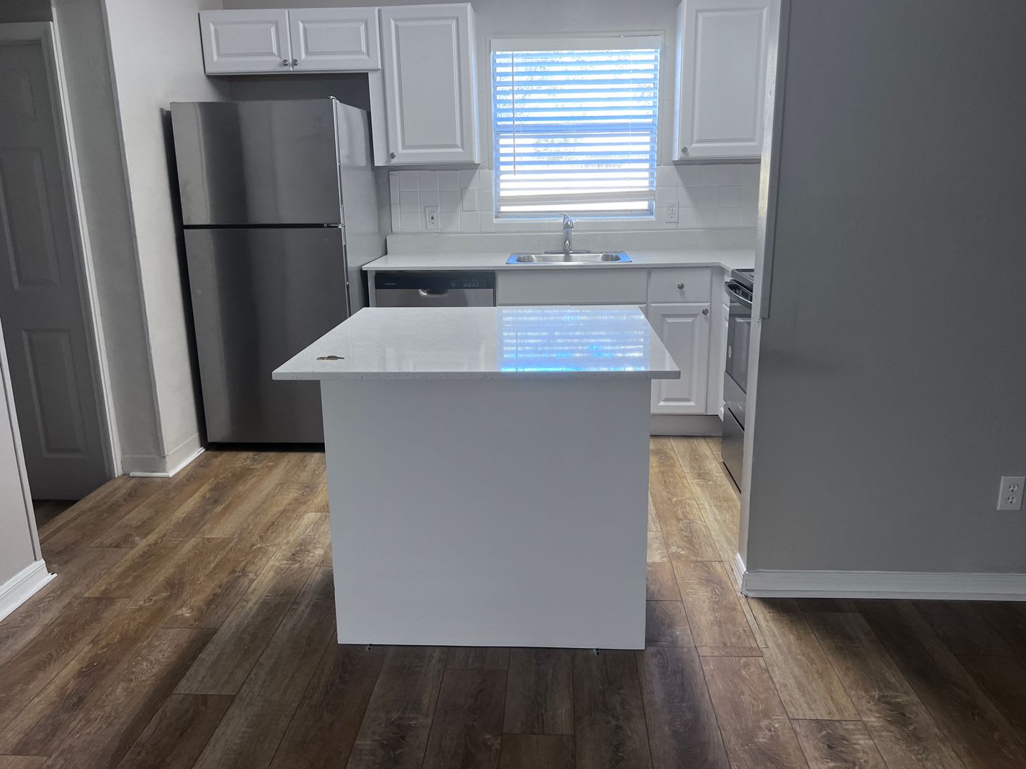 ***COMING SOON*** 3/1 Located in Lakewood Park – photo 4