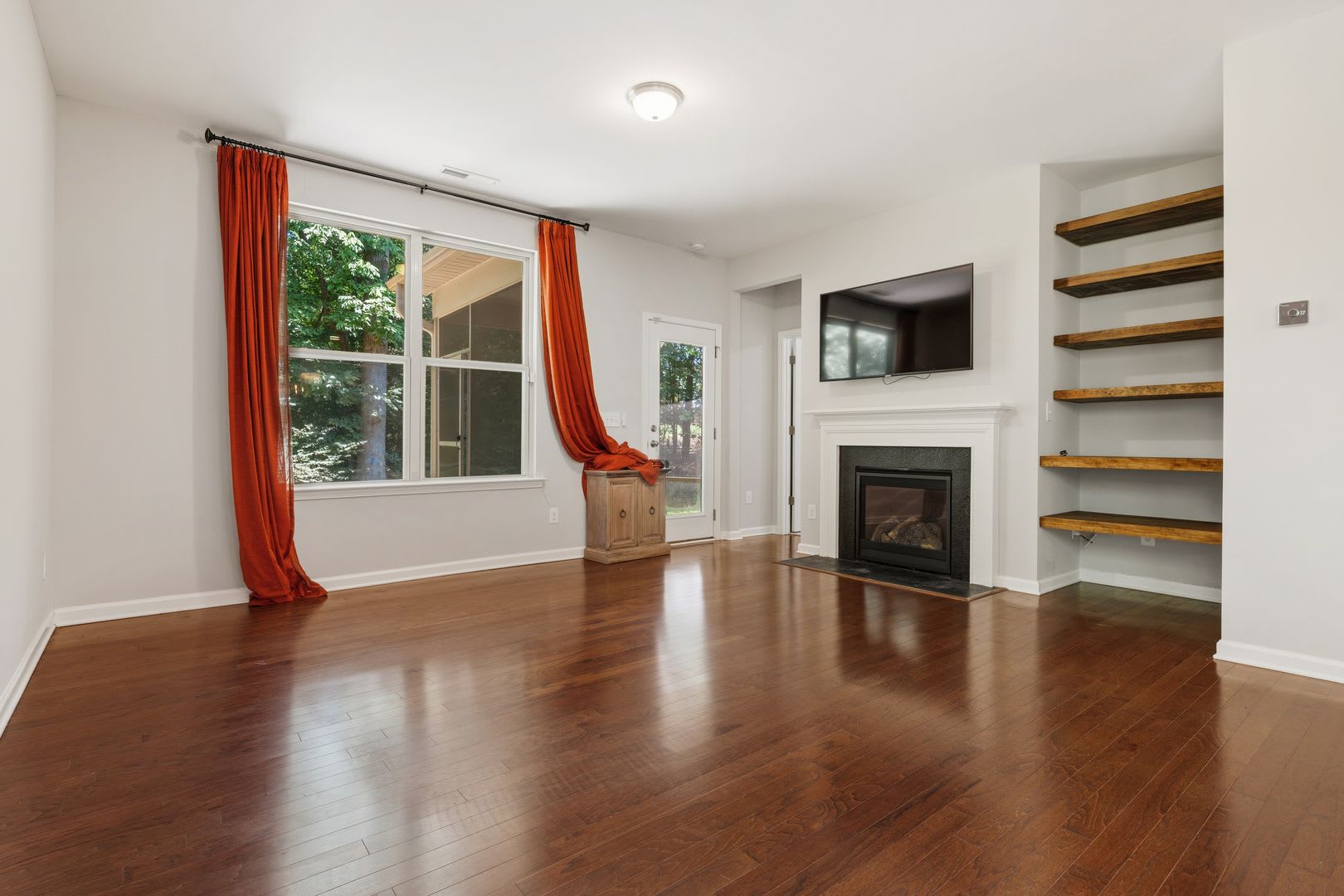 Spacious 3-Bedroom Home with First-Floor Primary Suite in Woodlake – photo 2