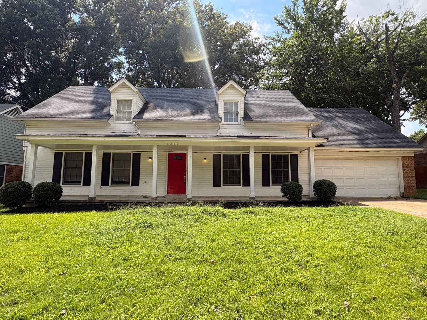 Spacious Home Freshly Painted and New Carpeted! Fully Fenced in Back Yard. – photo 2