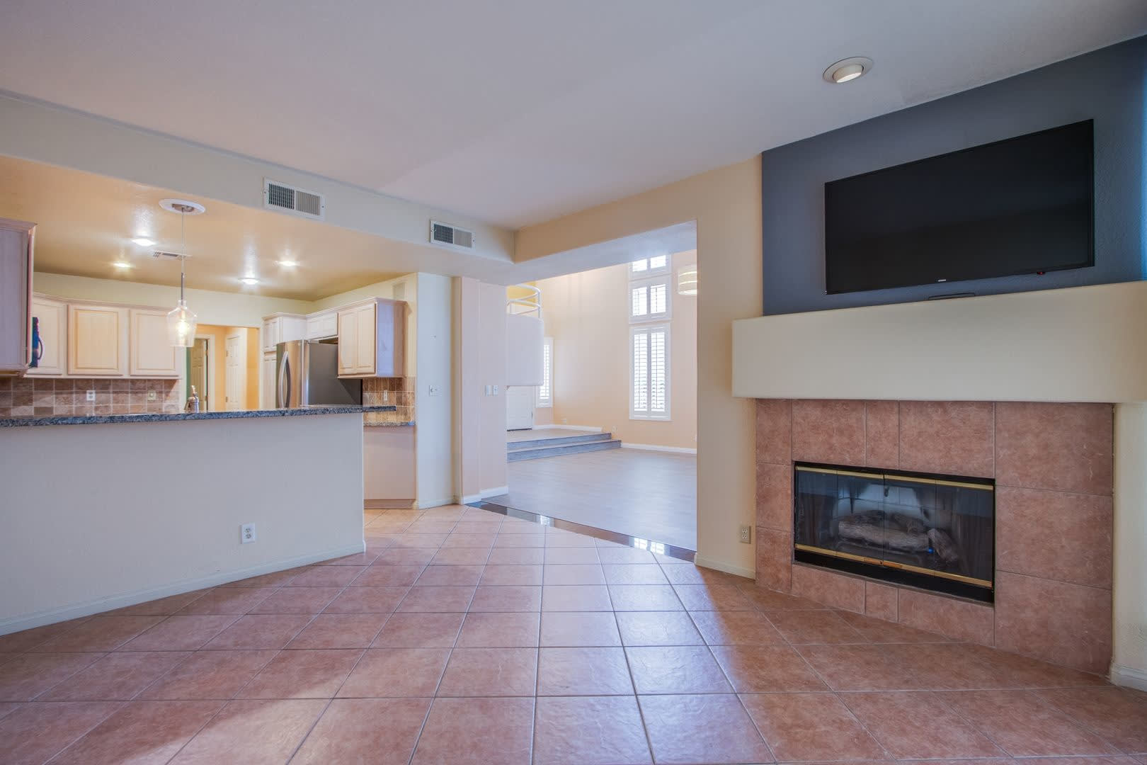 Absolutely gorgeous 2 bedroom 2 bathroom townhome w/loft in prestigious Spanish Trails community! – photo 5