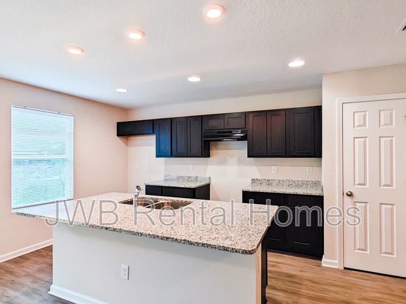485 56th St E – photo 2