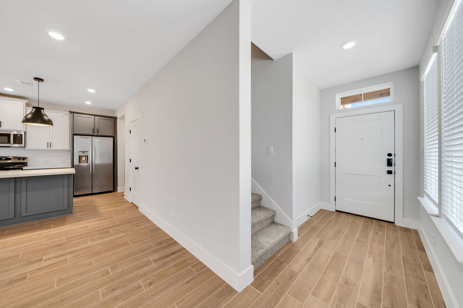 Beautiful Modern Townhome Close to Lackland! – photo 3