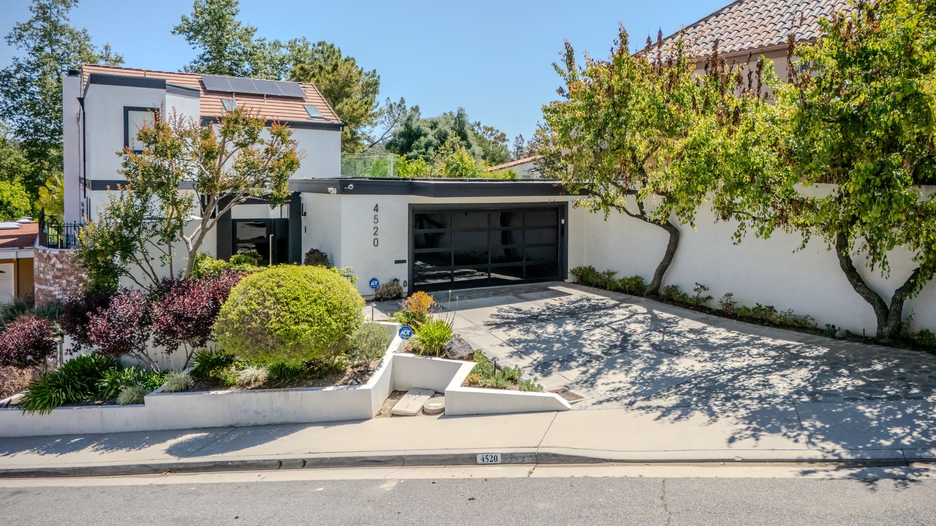 Luxury waterfront living in Calabasas – photo 1