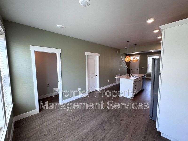 1678 St. George – photo 5