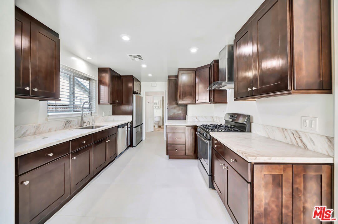 23008 Hamlin St – photo 2