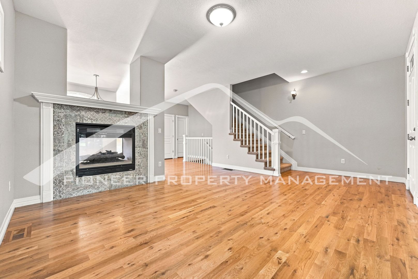 Gorgeous Townhouse With Gas Fireplace And Central Ac – photo 3