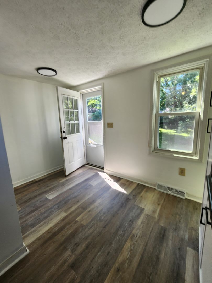 Beautifully Update 4 Bedroom House For Rent in Firestone Park – photo 3