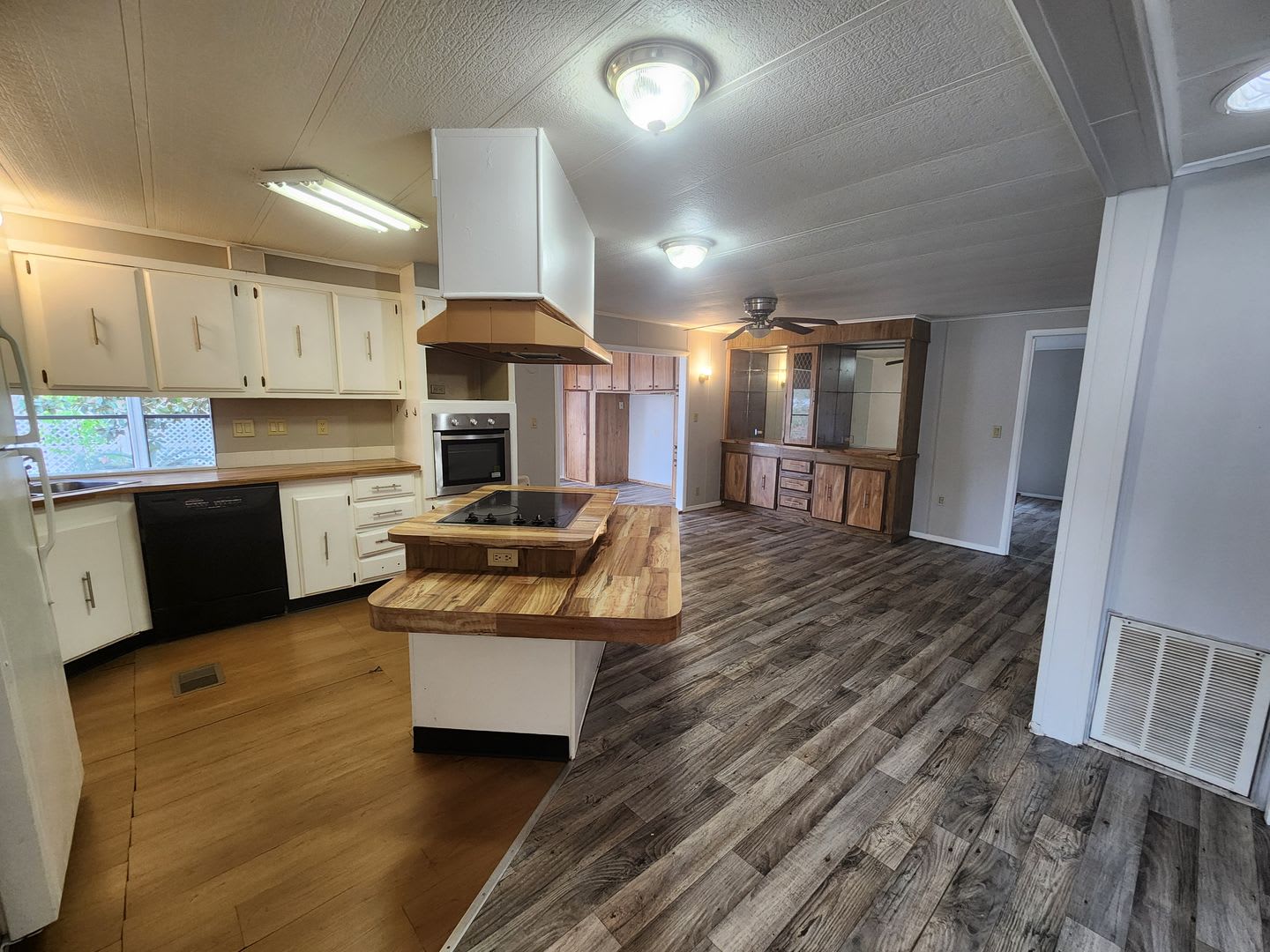 HUGE 2 bed, 2 bath home has 1,586 sq ft. of living area – photo 5