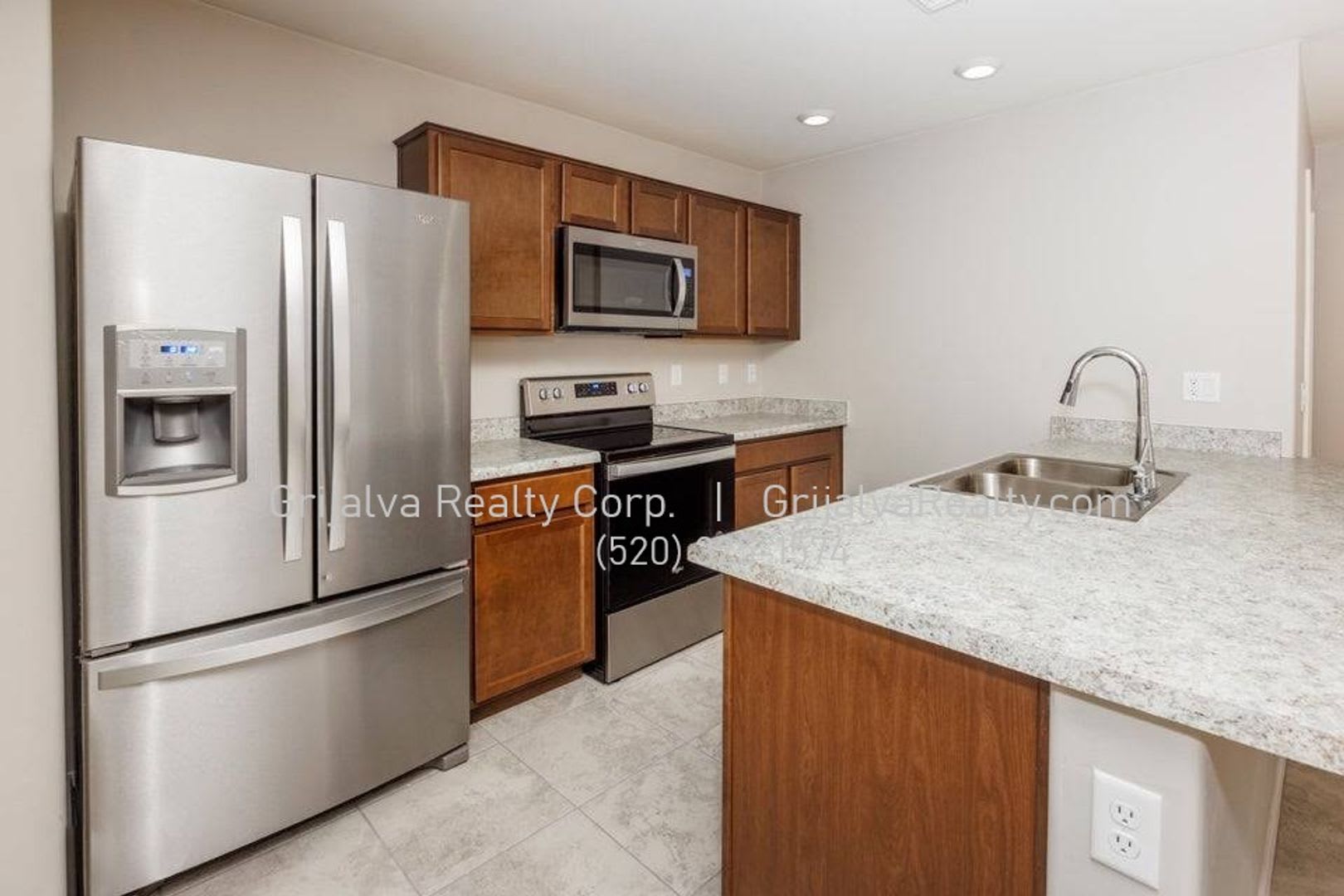 Lovely 3 Bed, 2 Bath House with Den -Southeast Tucson *MOVE-IN SPECIAL!* (Irvington/Camino Seco) – photo 4