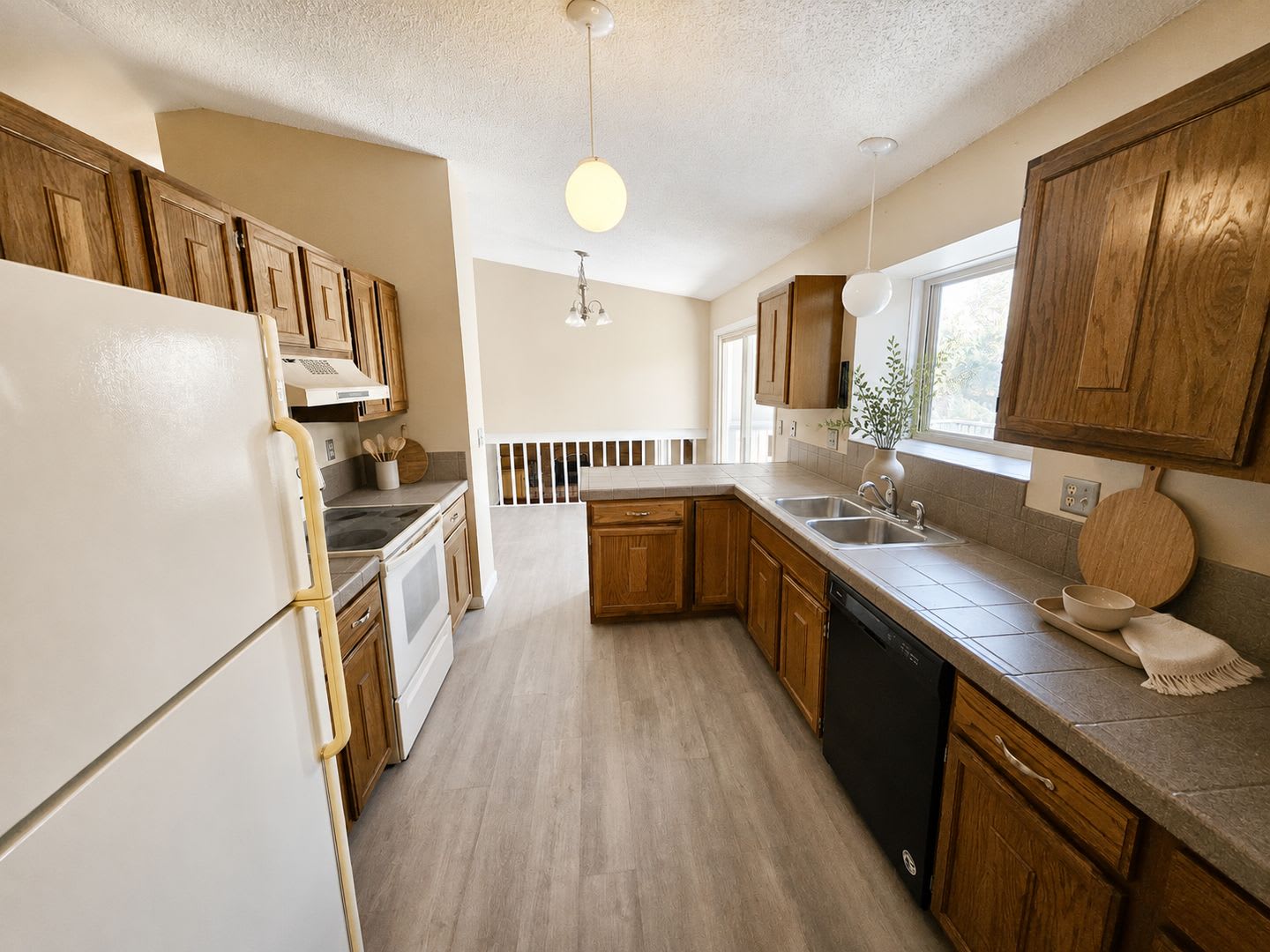 Lovely 4 bedroom home in Northeast Colorado Springs! – photo 4