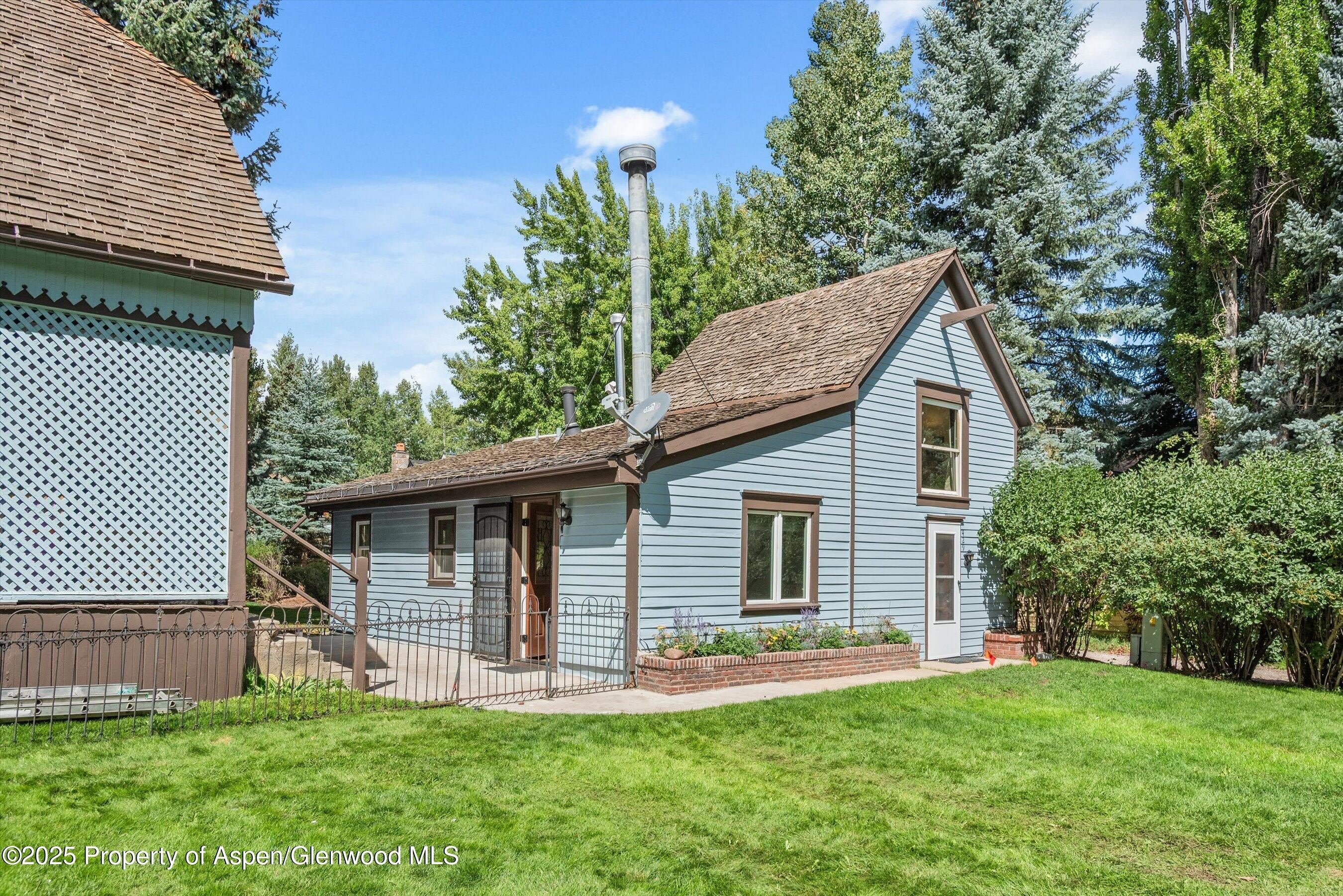 500 W Francis Street – photo 2