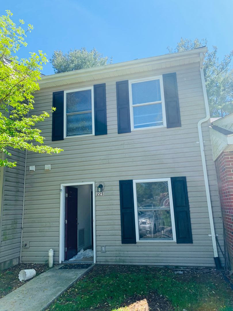 3 Bedroom 1.5 Half Bath Townhouse – photo 1