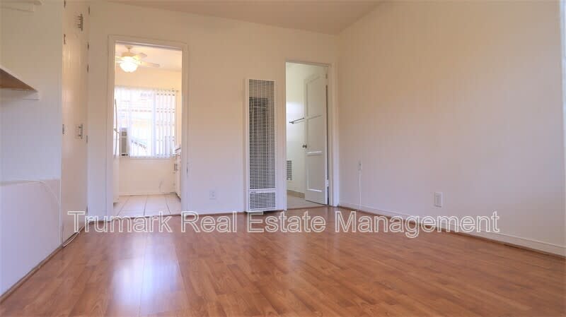 623 W Stocker St – photo 5