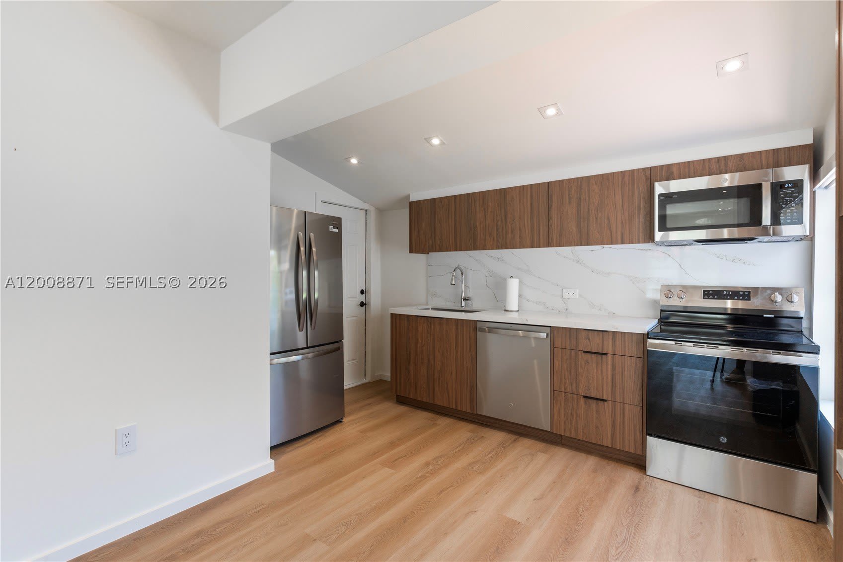 3021 Coconut Grove Dr – photo 4
