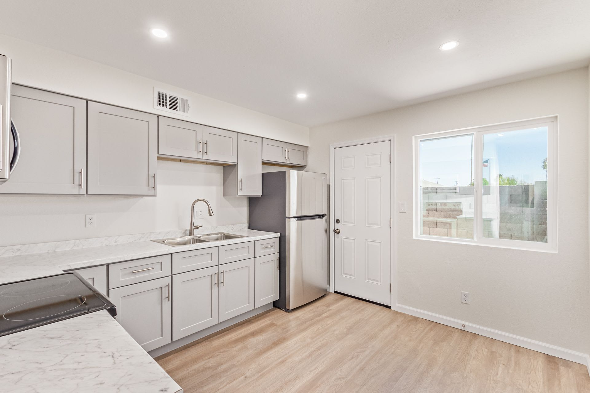 2 Bed 1 Bath with Private Patio – photo 2