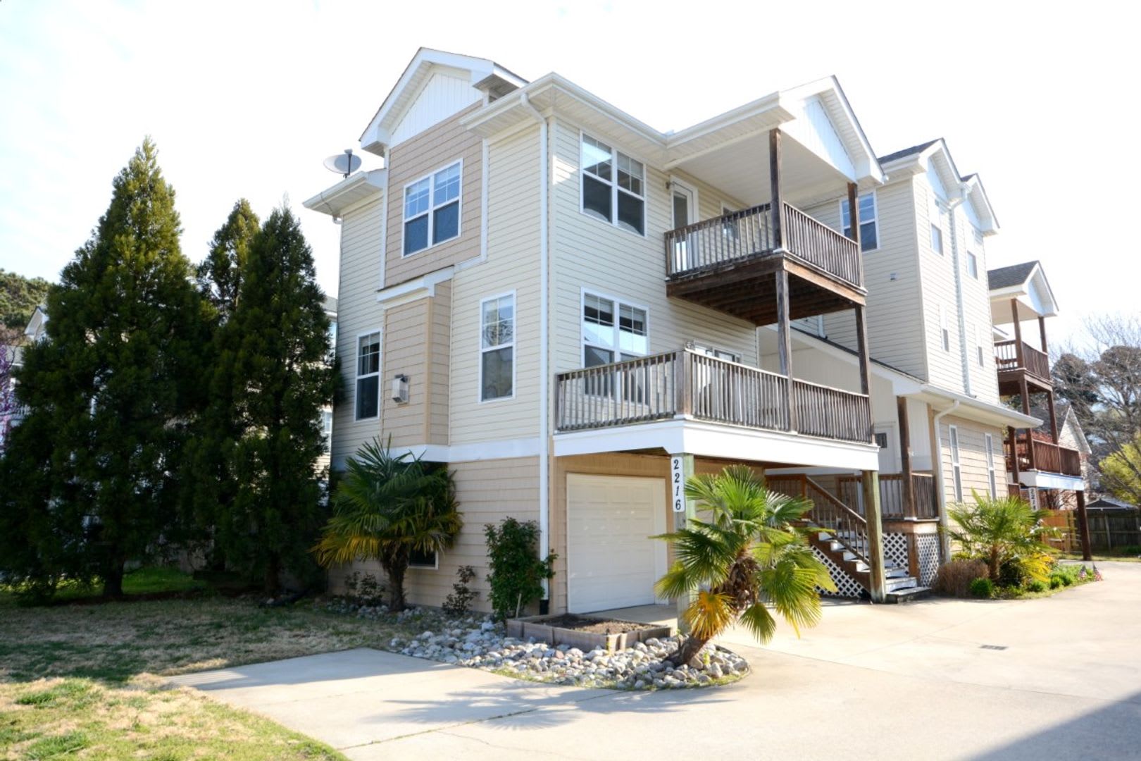 Beautiful 3 Story Home Featuring 3 Bedrooms And Stylish Custom Finishes Throughout Close To Beaches Norfolk Bases – photo 1