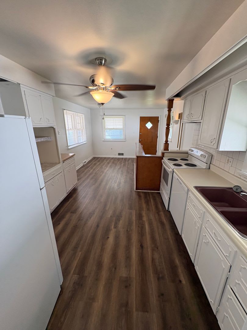 Freshly Turned 2-Bedroom House in Peoria — Move-In Ready, Appliances Included – photo 4