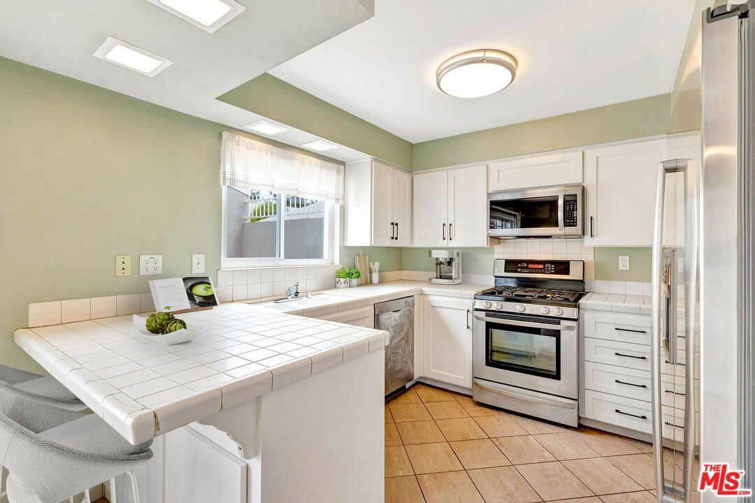 10239 White Oak Ave – photo 5