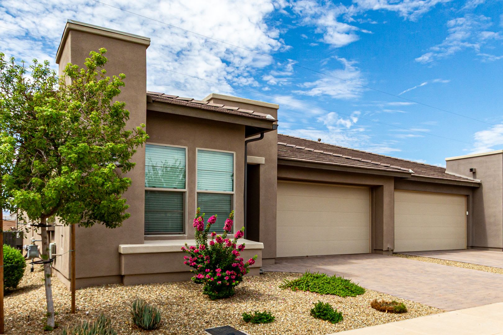 Luxury 2BR + Den Townhome in Amenity-Packed Community – photo 3