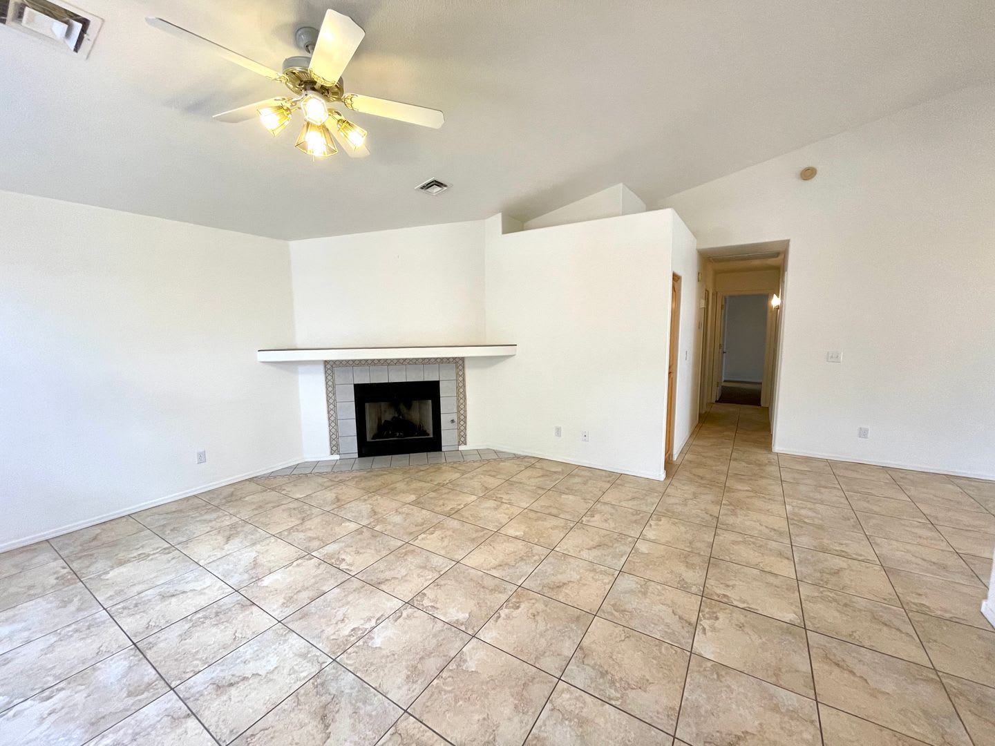 Cute 3 Bedroom Home In Center Of Kingman Available Now – photo 2