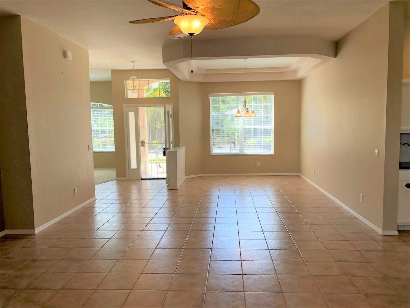 Venice Stunning 2-Bed, 2-Bath Home plus Den – photo 3