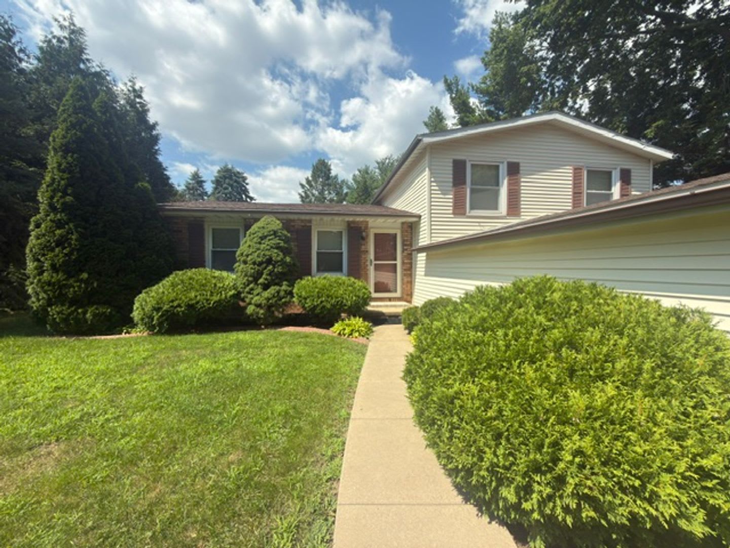 Updated 4 Bedroom Home Near Meadowbrook Park With Attached 2 Car Garage – photo 2