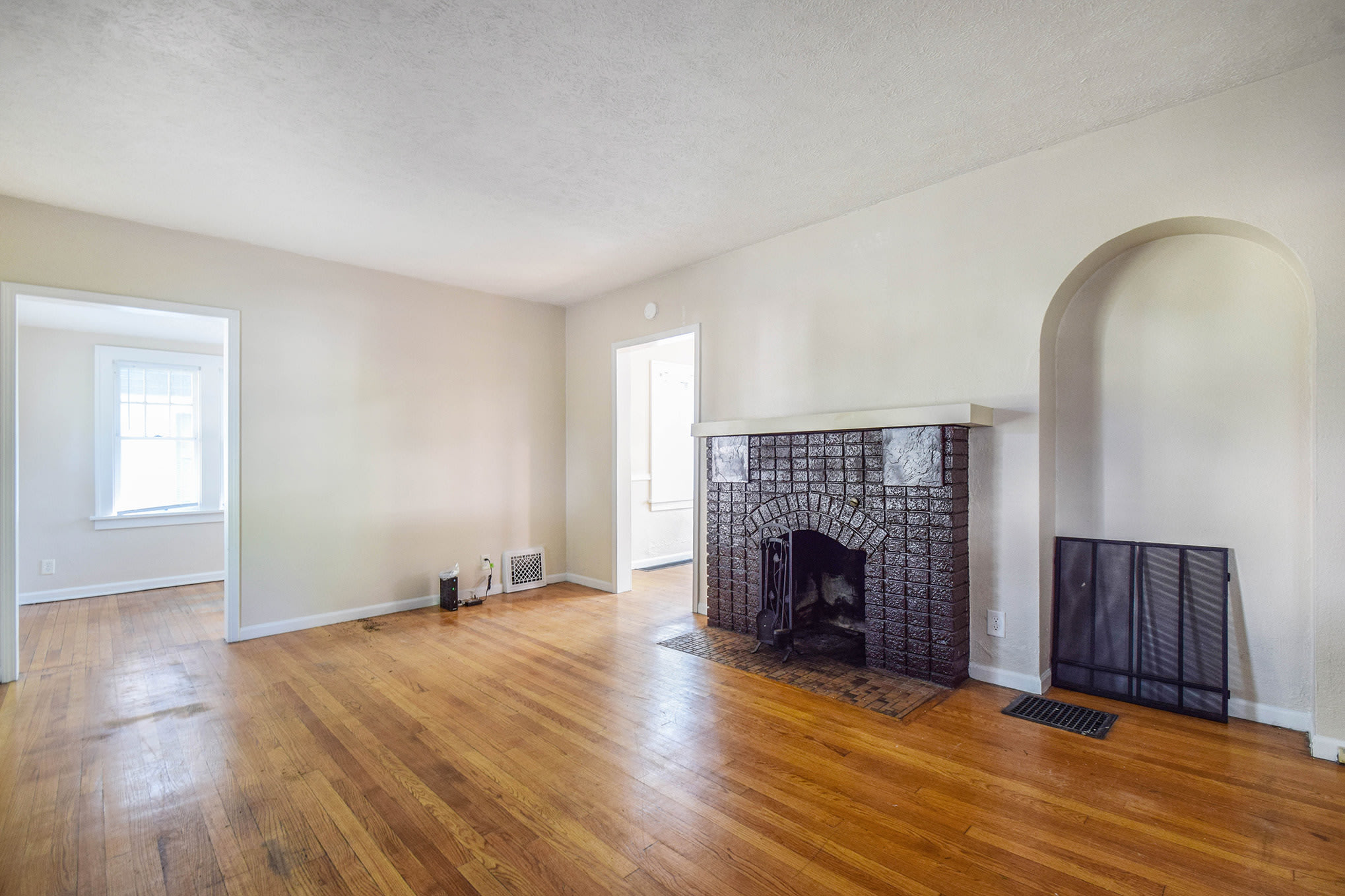 1933 Beverly Pl – photo 2