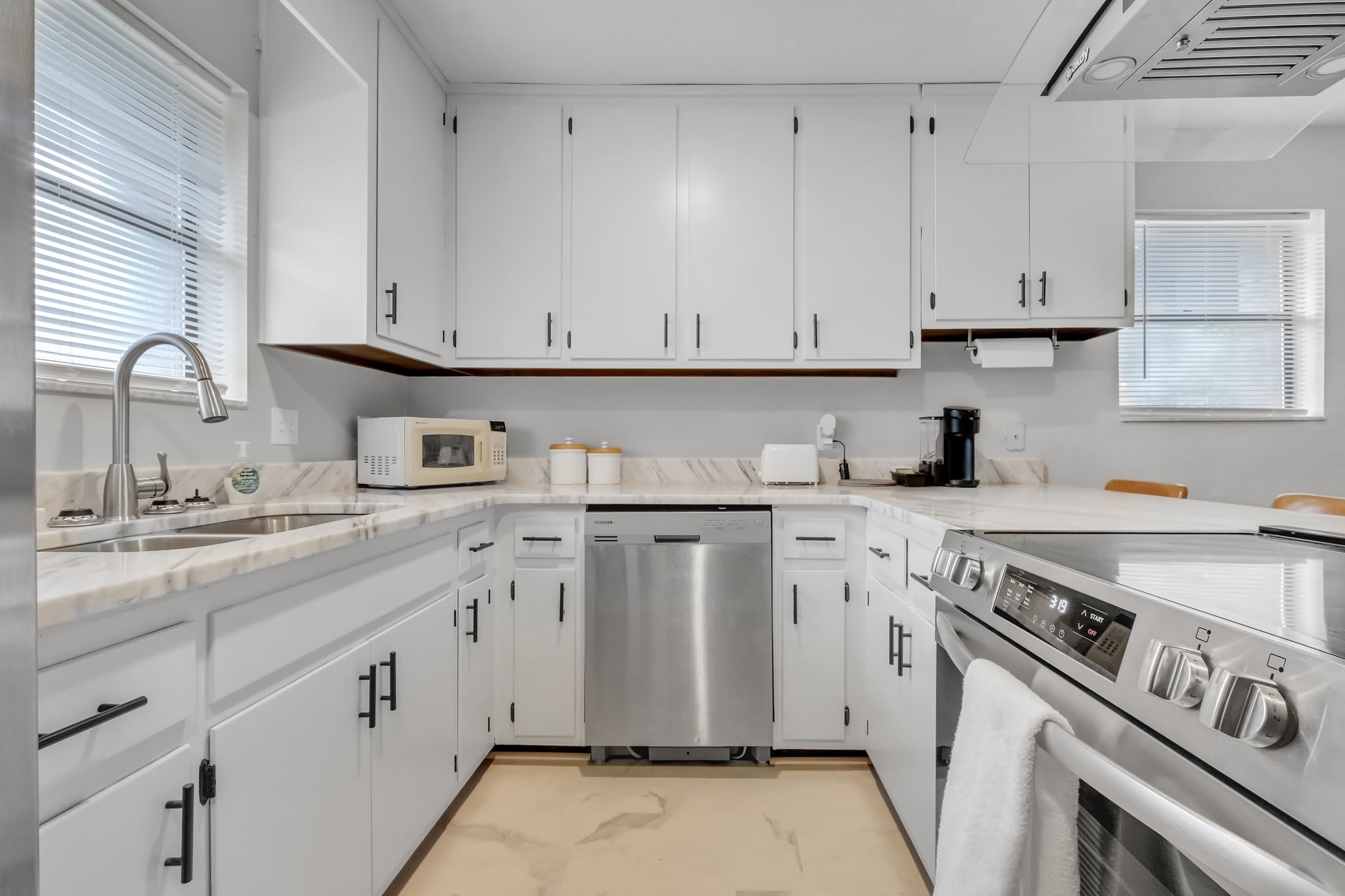 1942 Darryl Drive – photo 2