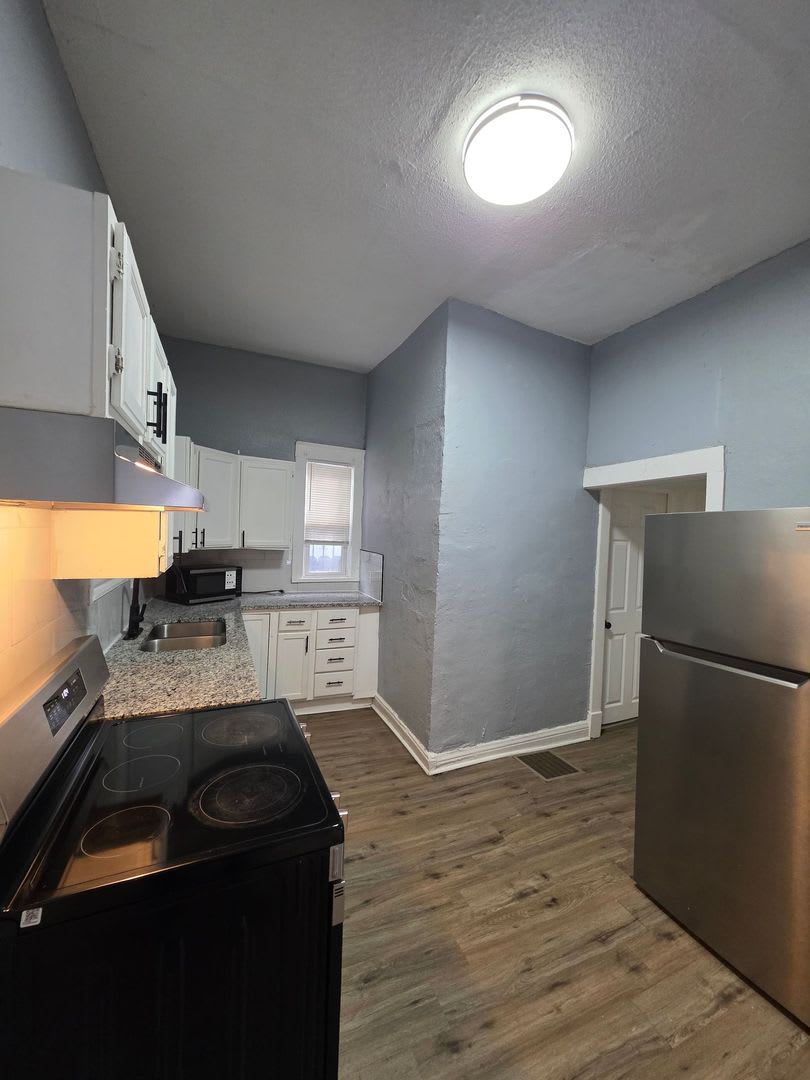 Comfortable 3-Bedroom Home with Private Upstairs Suite – photo 5
