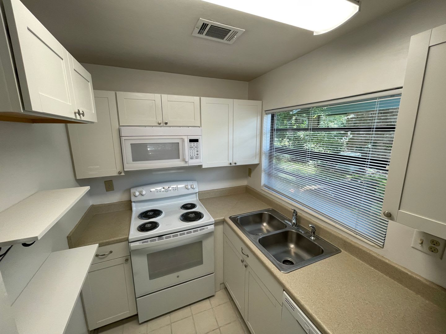 Beautiful 2 Bed / 2 Bath Brick Condo ⭐ – photo 3