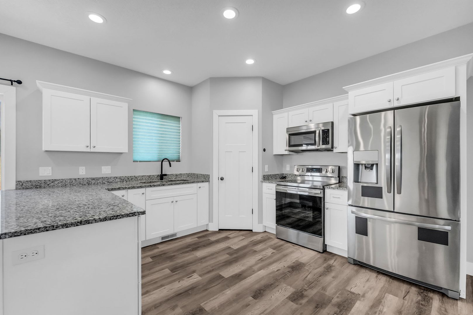 Beautiful 2020 Layton Home With High Ceilings Modern Finishes – photo 2