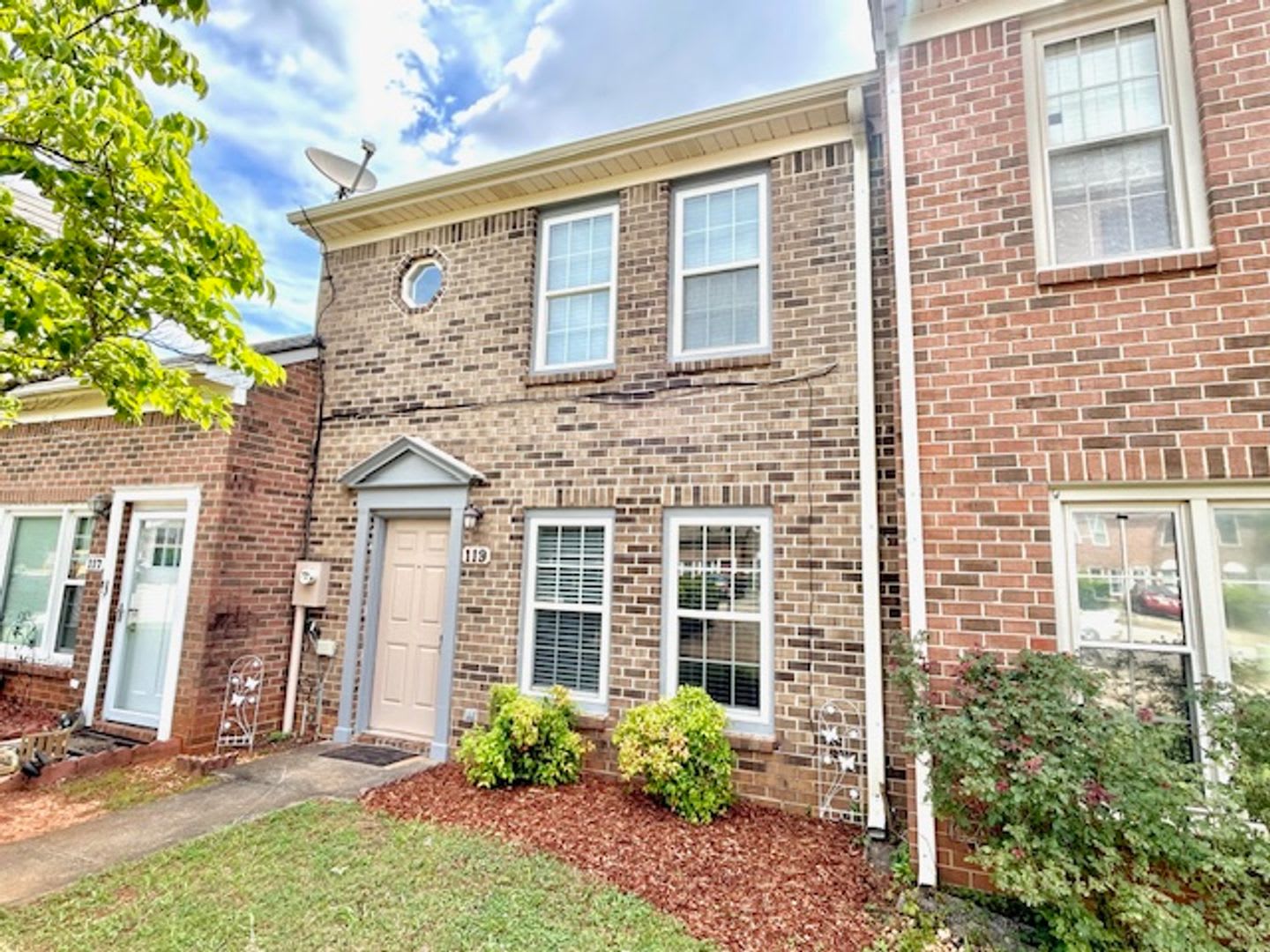 Beautiful Townhome in the Heart of Madison! MOVE IN SPECIAL! – photo 2