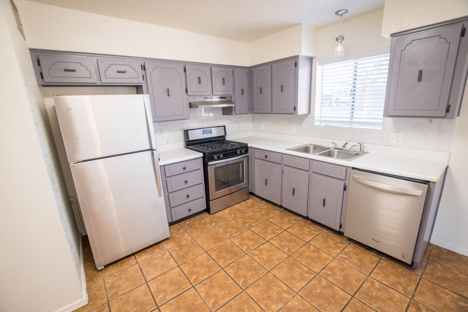 Charming Property Features 3 Bedrooms 2 Baths Central A C – photo 1
