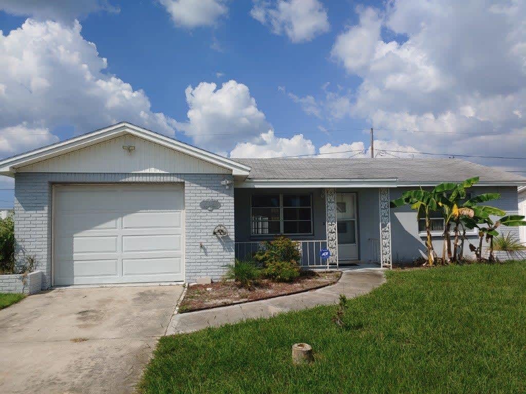 Just Reduced Beautiful 2 2 1 1000 Sq Ft With A Large Open Floorplan Fenced Yard And An Enclosed Lanai – photo 1