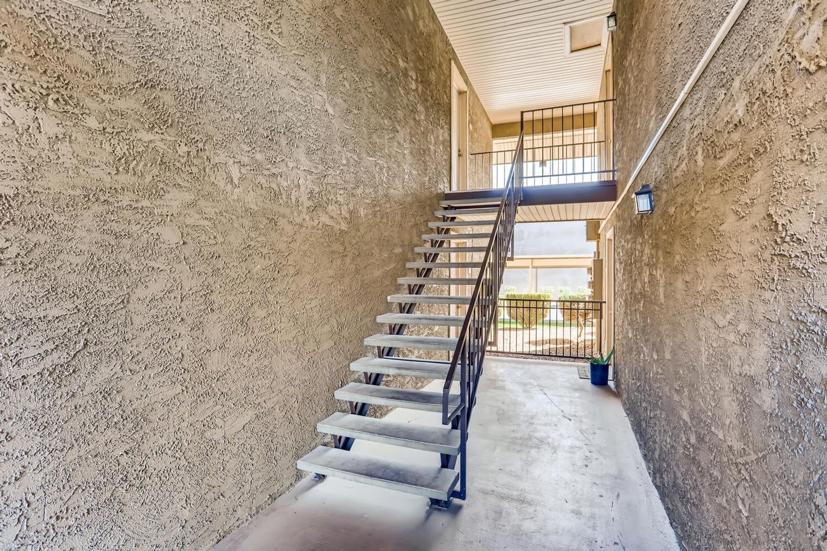 GATED 2-BEDROOM GEM MINUTES FROM THE LAS VEGAS STRIP! – photo 4
