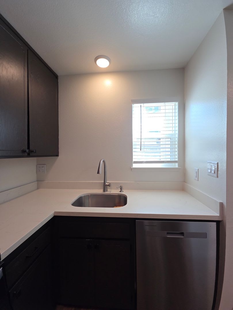 Move-In Ready 2BD/1.5BA in Santa Rosa – photo 2