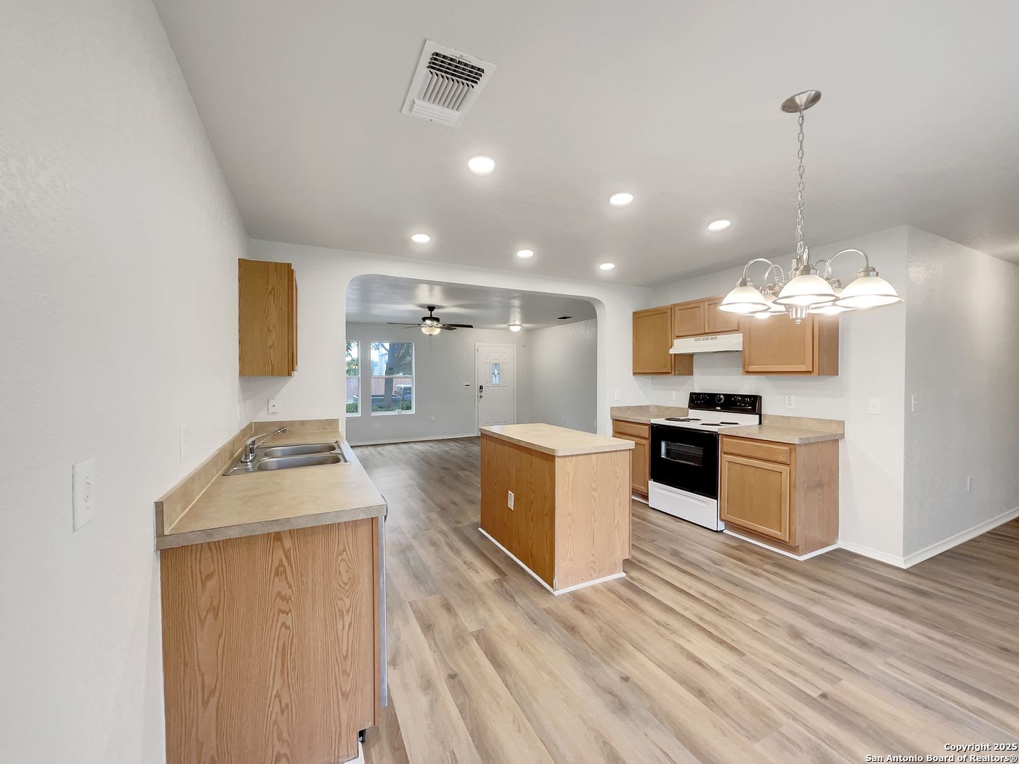 Charming 3 Bedroom 2 Bath home in Northeast Crossing. – photo 4
