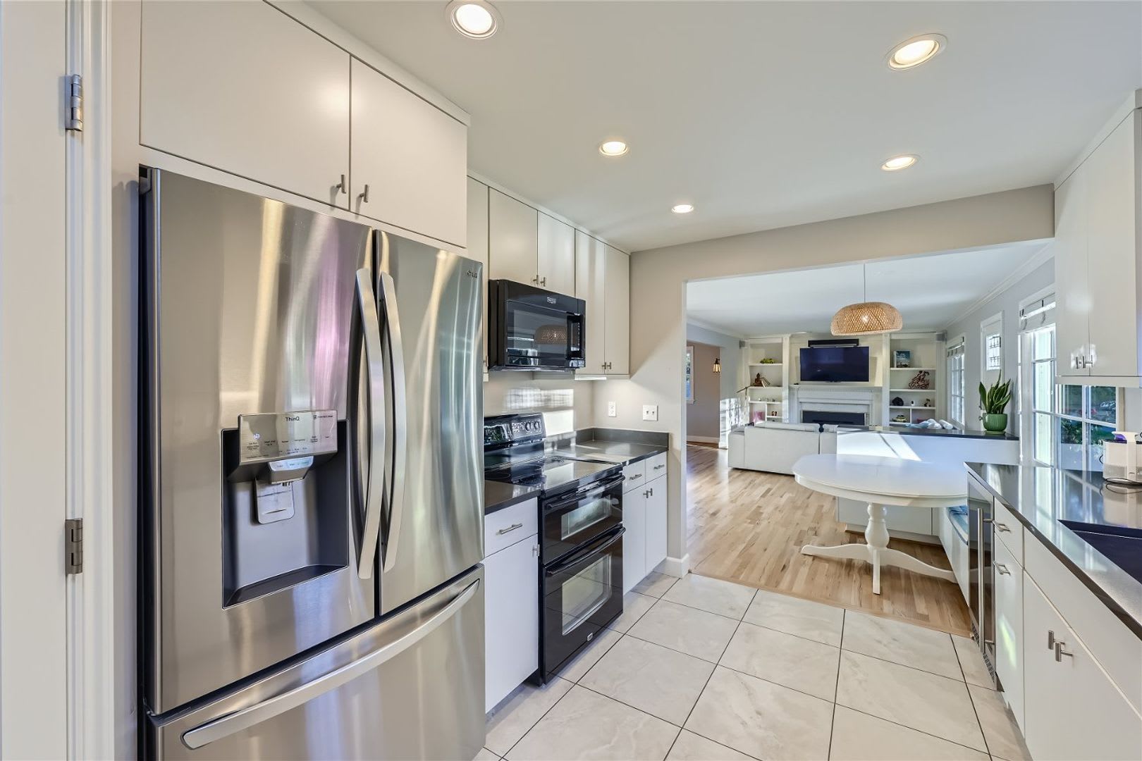 Introducing a spacious 4 bedroom, 2.5 bathroom house located in Bryan Heights! – photo 4
