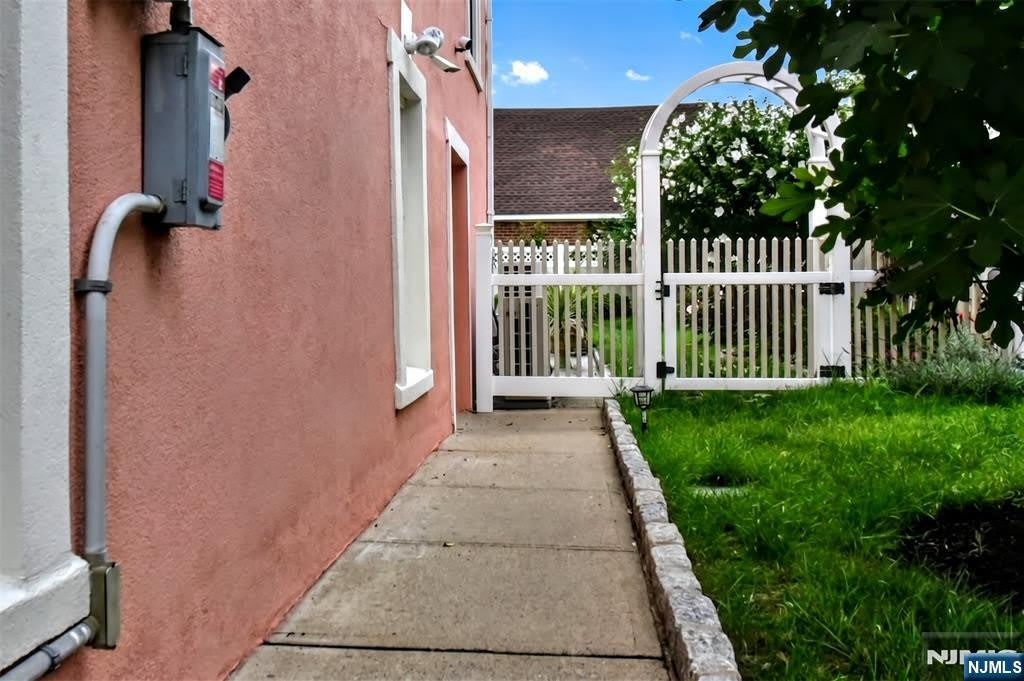 112 Pink Street – photo 3