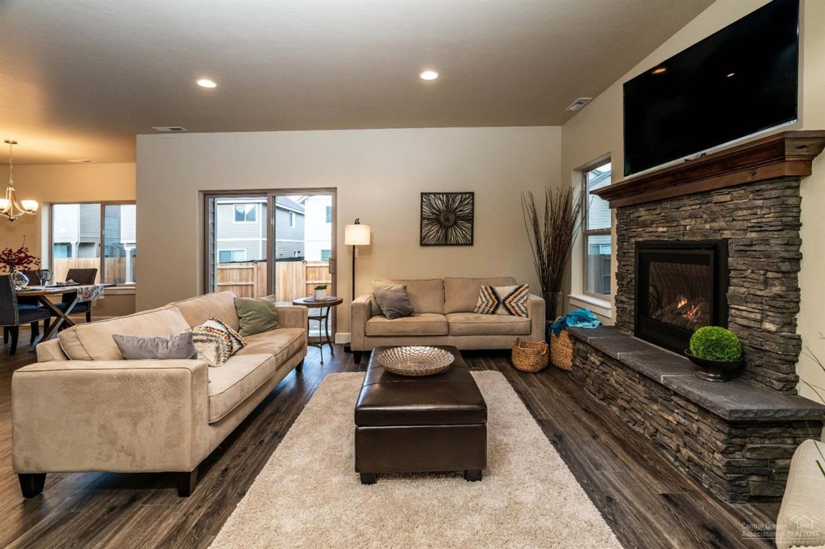 Newer SE Bend House w/A/C & Gas Heat, 3 Bdrms, 2.5 Baths, 2093 Sq Ft, Gas Fireplace, Access to Pool – photo 3