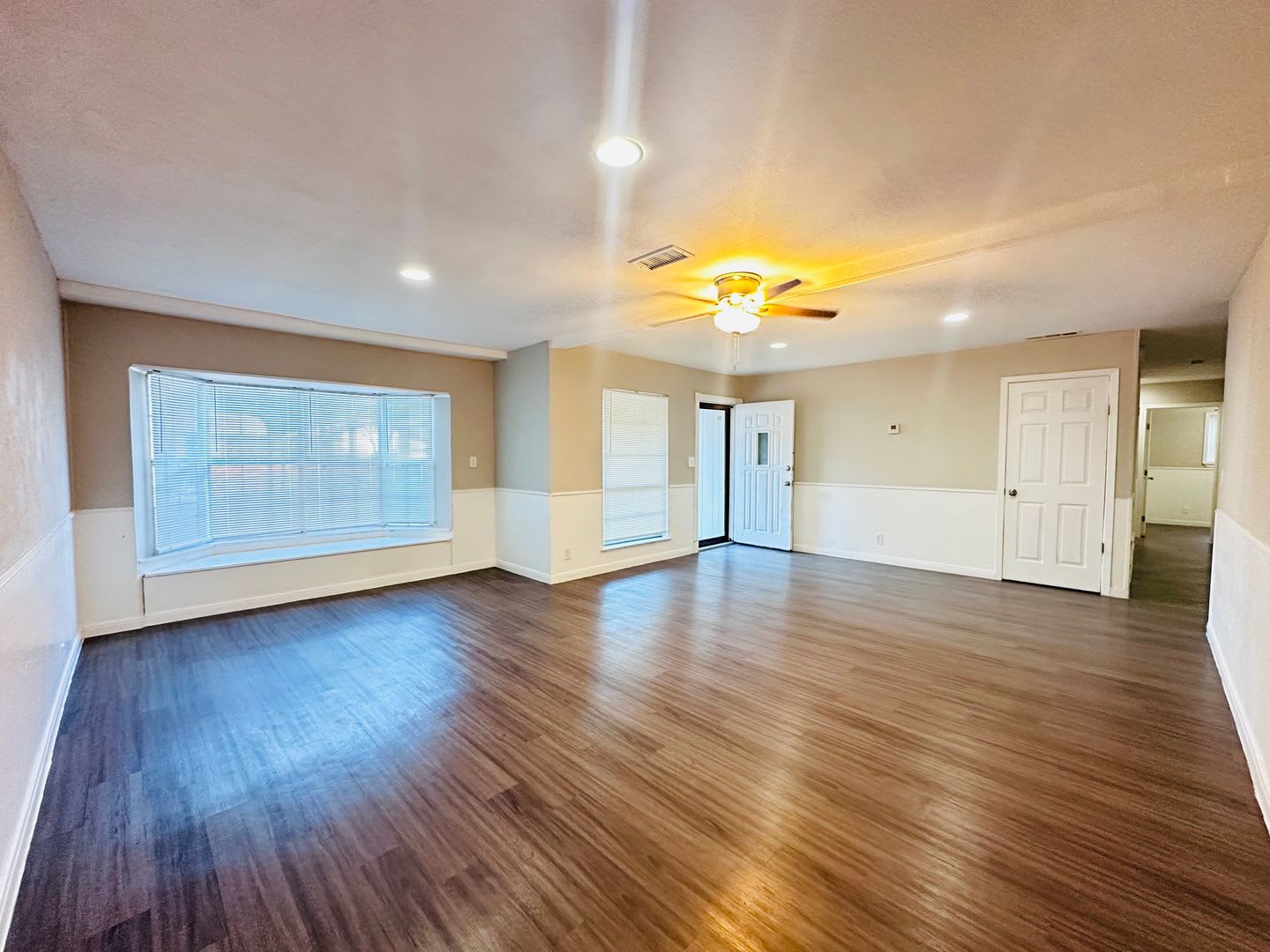 Beautifully renovated 5 bedroom, 3 bathroom home in Oak Grove! – photo 3
