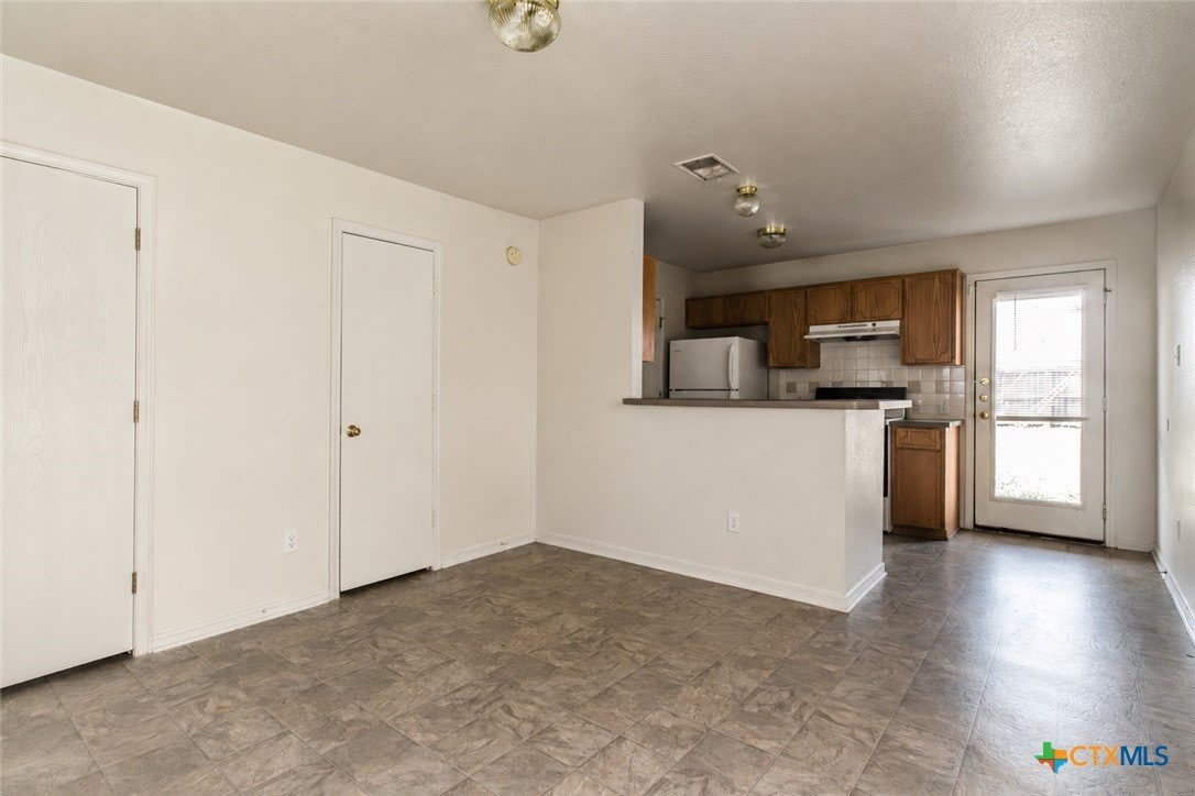 102 E Robin Lane – photo 2