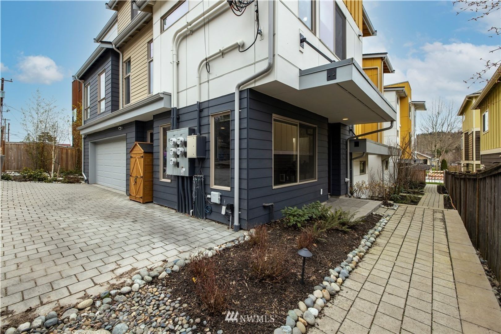 Spacious New Townhouse with 2 Car Garage and Rooftop!! – photo 2