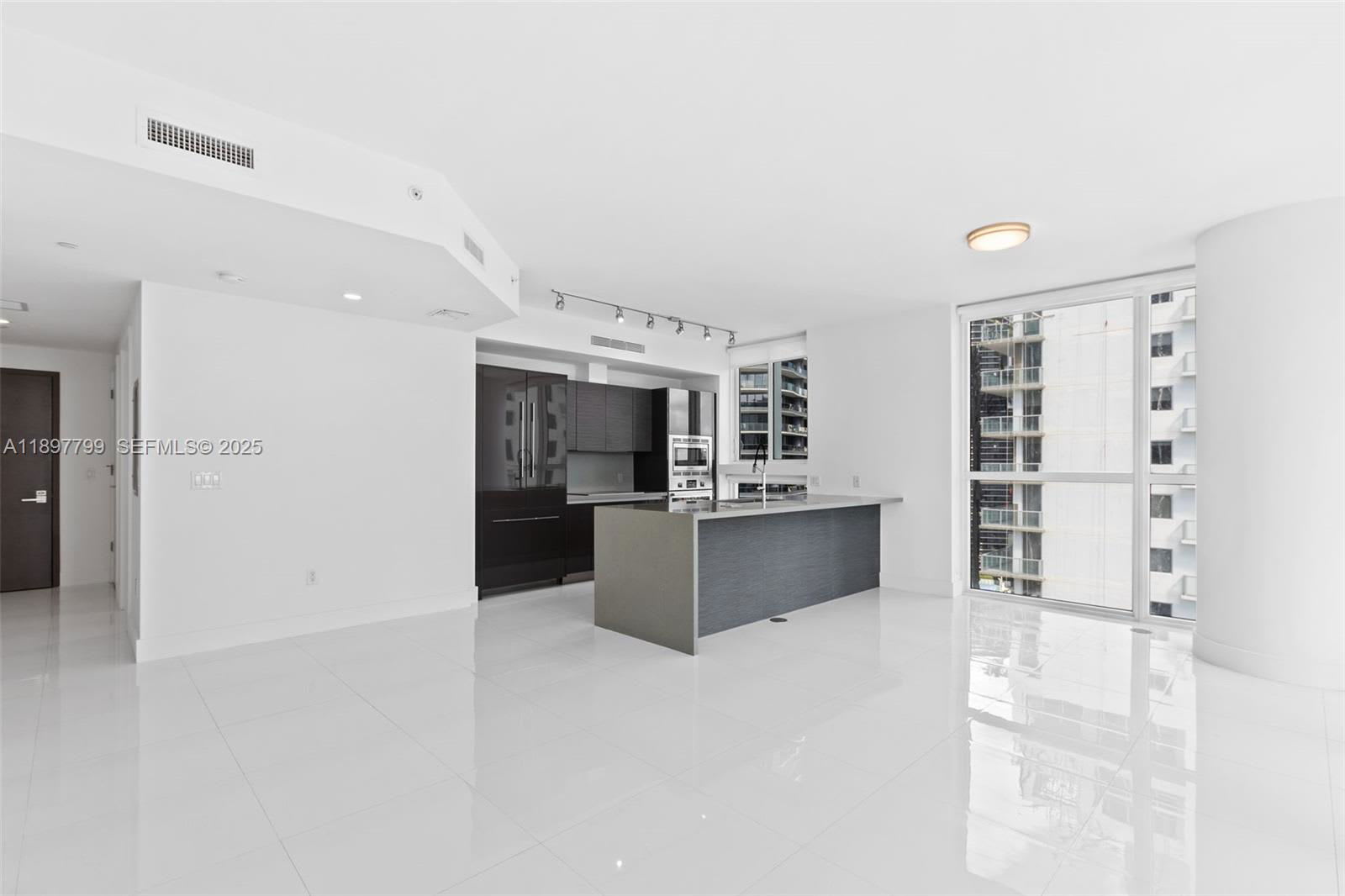 1080 Brickell Avenue – photo 3