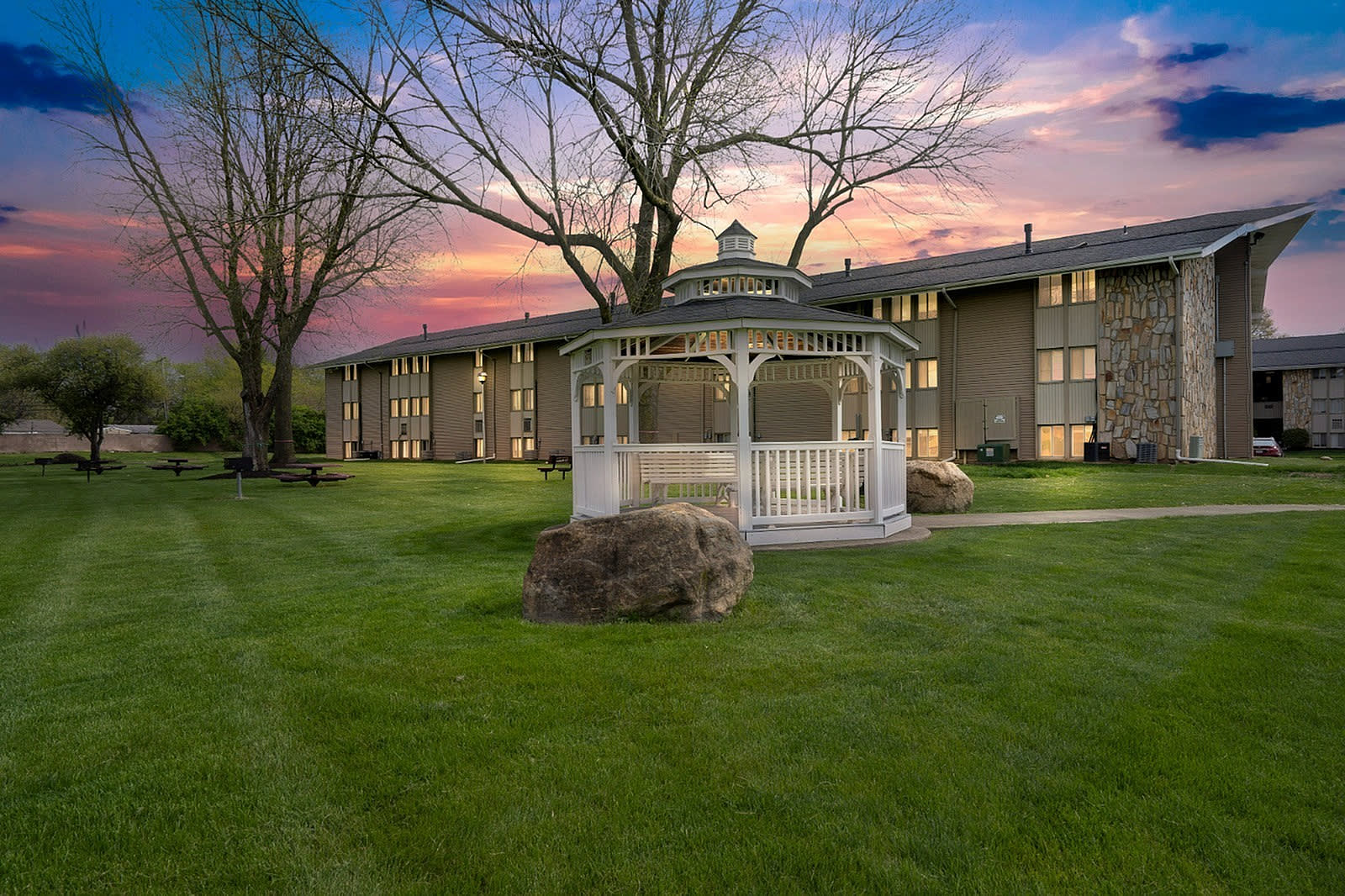 Stone Lodge Apartments – photo 1