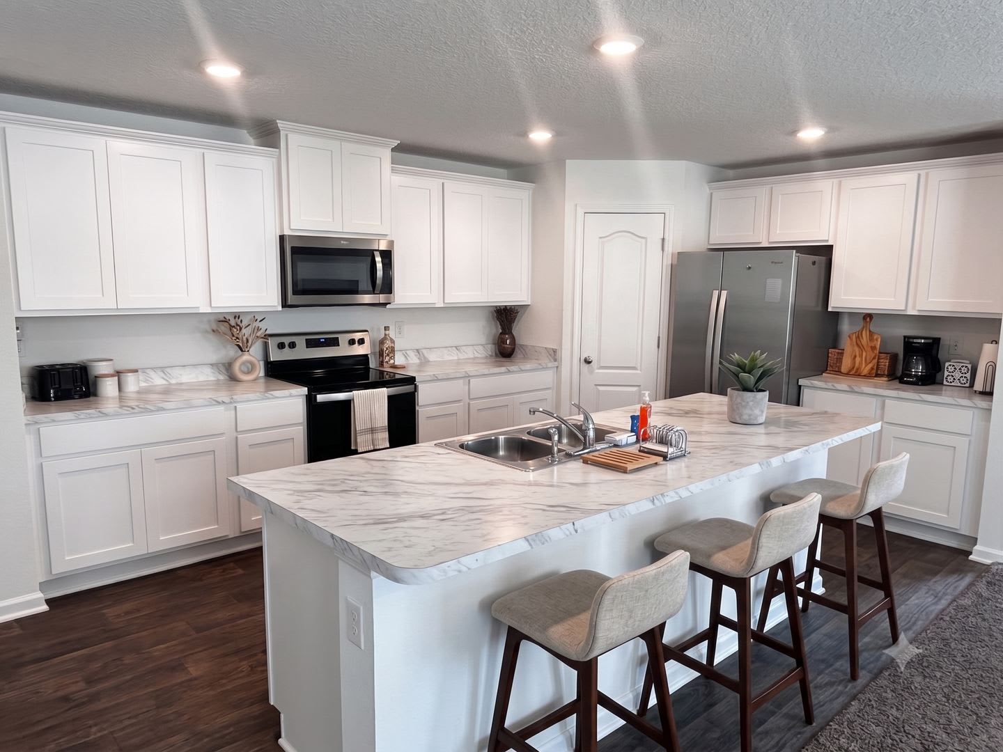 Picturesque Waterfront 4 Bedroom Home With Premium Amenities 3 Car Garage 500 Off First Month S Rent – photo 1