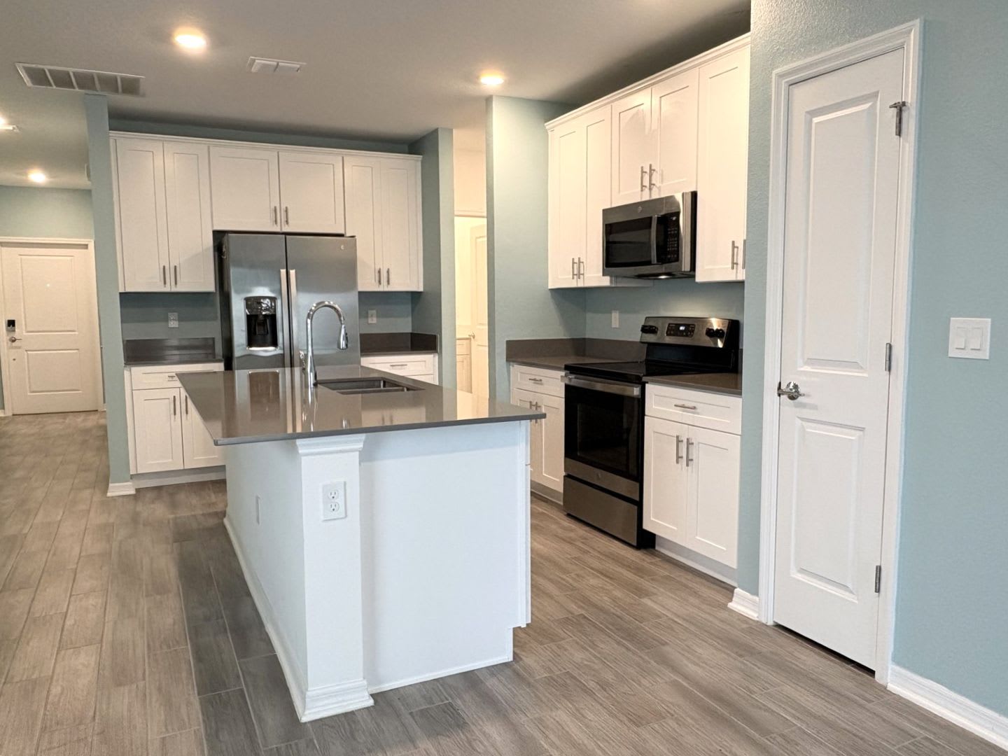 Gorgeous Nearly New 3 Bedroom Home in The Preserve at LPGA! – photo 3