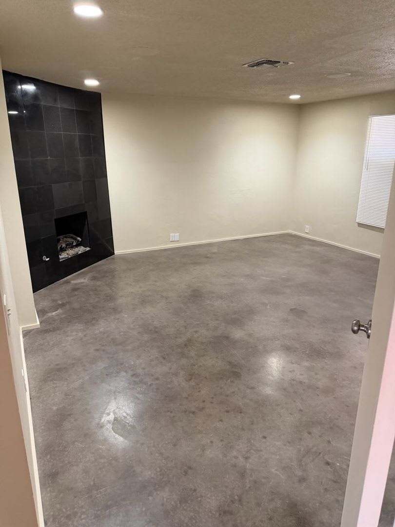 3 BEDROOM Home w/SPARKLING Pool. $2400.00 PRICE REDUCED! – photo 2