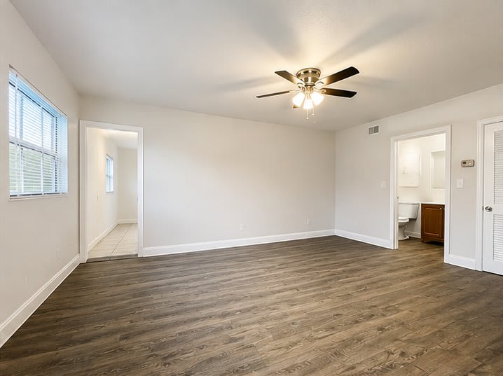 2211 W. Woodlawn Ave. – photo 3